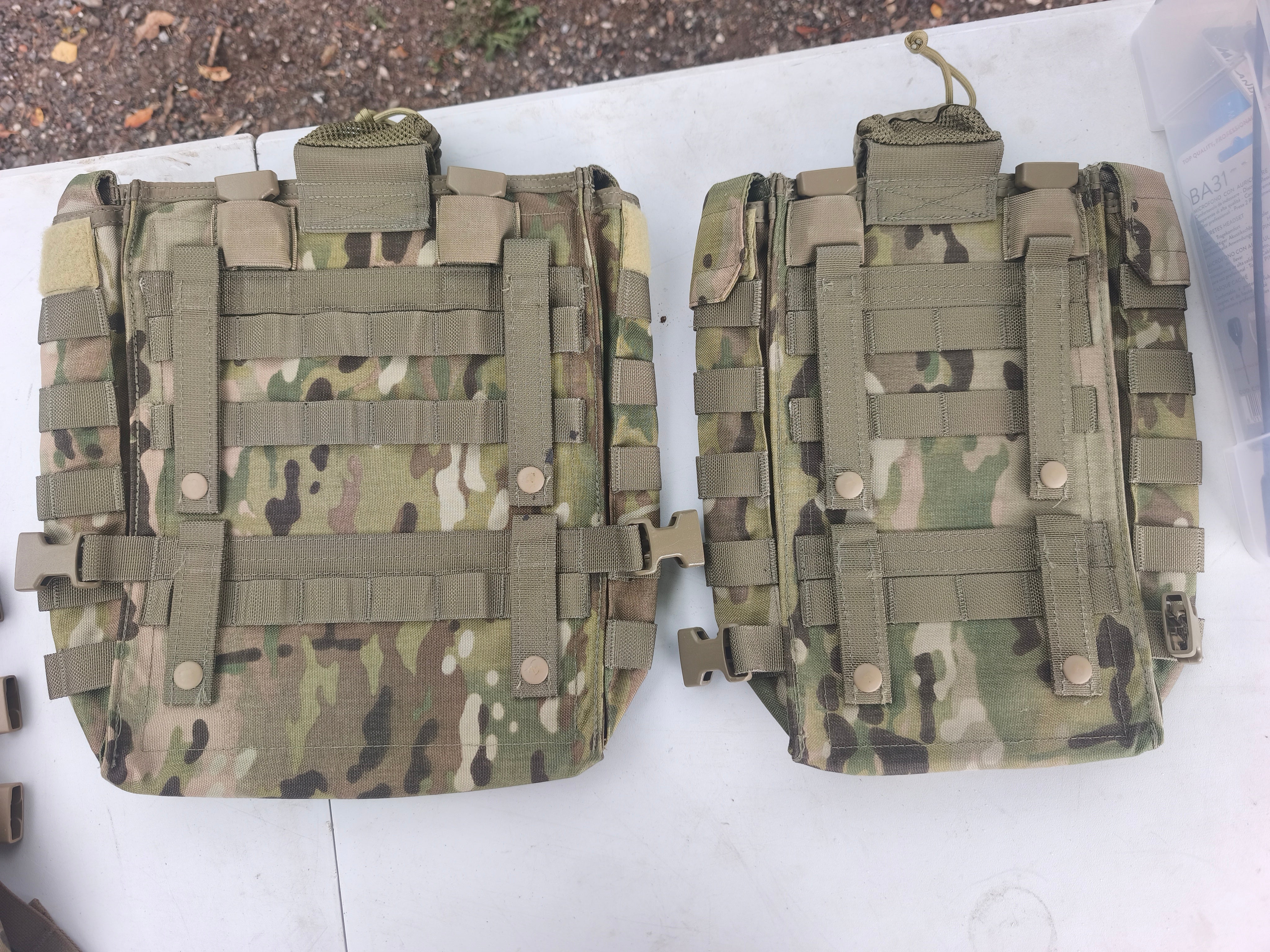 Radiolommer til rygsæk eller bagpå vest. Nye, Harris, fra forsvaret. Multica.